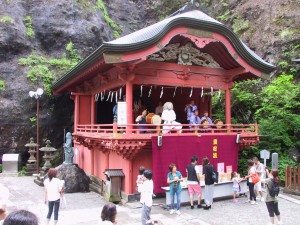 日曜日で大勢の参拝客が威勢の良い祭囃子を楽しみました。